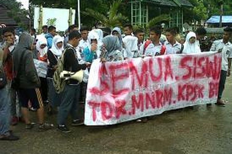 Puluhan pelajar Sekolah Menengah Atas (SMA) 1 Bengo, Kecamatan Bengo menggelar unjukrasa di kantor Dinas Pendidikan Nasional (Diknas) Kabupaten Bone, Sulawesi Selatan menolak Kepala Sekolah (Kepsek) mereka yang baru. Selasa, (11/03/2014).