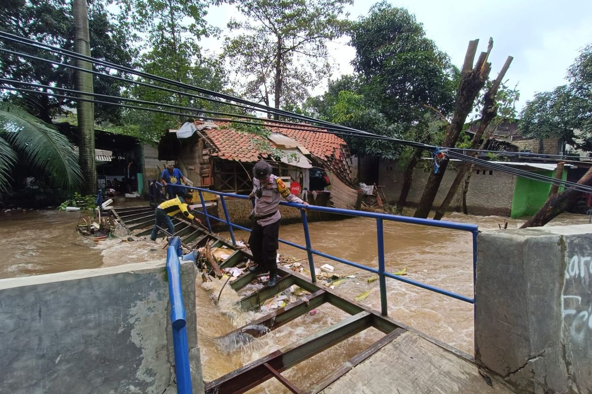 Aliran Kali Sunter di Jembatan Biru, Jalan Haji Amsir, Kelurahan Cipinang Melayu, Kecamatan Makasar, Jakarta Timur, terpantau deras, Senin (27/2/2023).