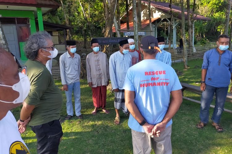 Tim Indonesia Offroad Federation (IOF) Jakarta memberi bantuan bagi para petani di Kampung Cegog, Desa Rancapinang, Kecamatan Cimanggu, Kabupaten Pandeglang, Provinsi Banten pada Sabtu (12/6/2021).