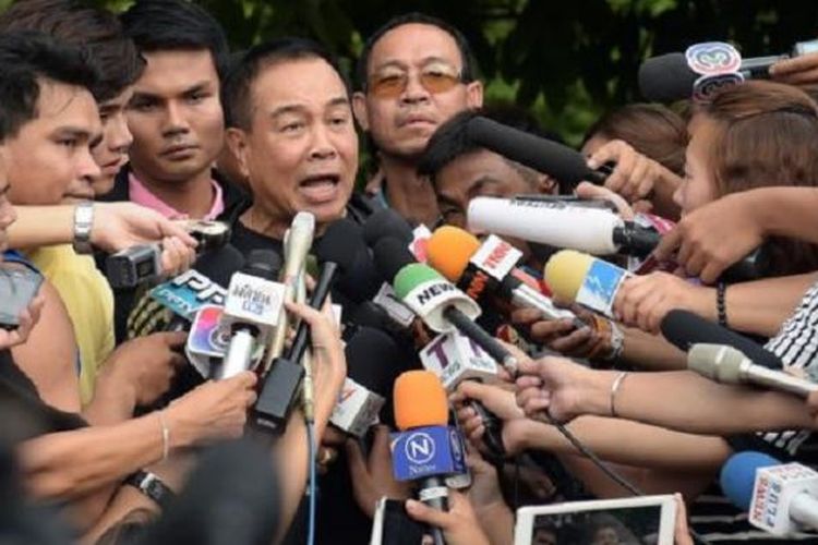 Komisaris Polisi Thailand, Somyot Pumpanmuang (tengah) memberikan keterangan kepada media di Bangkok, dalam jumpa pers hari Sabtu (29/8/2015).