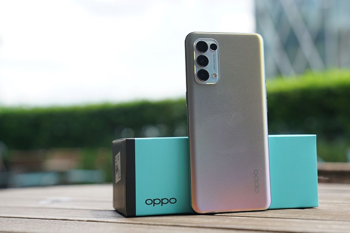 Oppo Reno5 varian Fantsy Silver dengan tampilan warna yang bisa berubah tergantung sudut pandang pengelihatan.