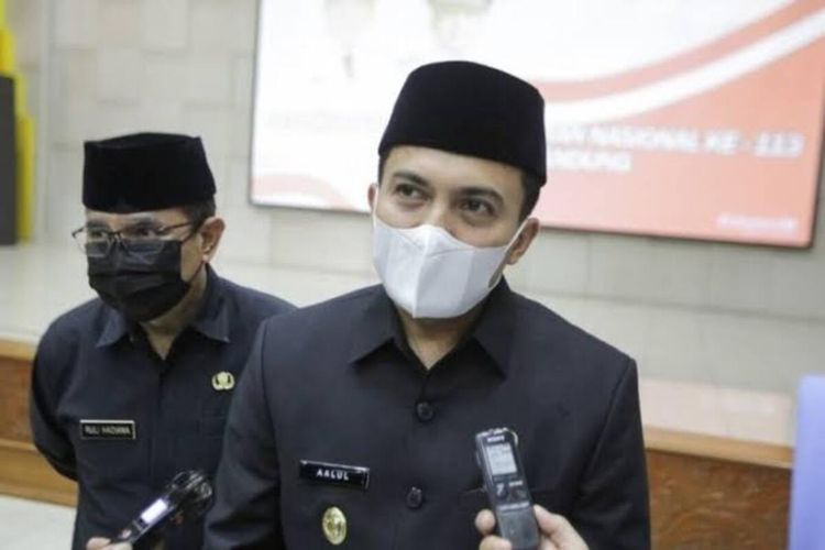 Wakil Bupati Sahrul Gunawan mengaku sudah tiga bulan meminta rumah dinasnya dibenahi akibat bocor. Namun, permintaannya tak digubris. Sahrul menyebut renovasi ruang kerjanya yang mencapai Rp 2 M lebih di prioritaskan dibandingkan rumah dinasnya yang justru menjadi kantor sementara, mengingat ruang kerjanya masih di bangun.