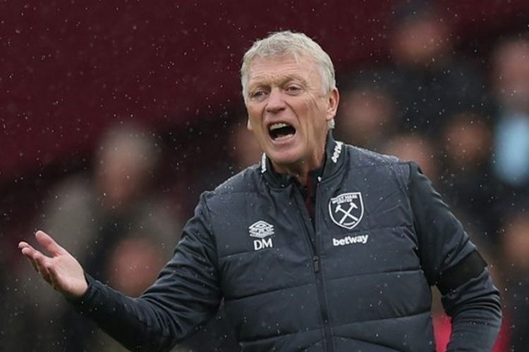 Manajer West Ham United, David Moyes, memberikan instruksi kepada timnya dalam laga melawan Everton di London Olympic Stadium pada Minggu (29/10/2023). Terkini. West Ham besutan David Moyes berhasil mengalahkan Arsenal 3-1 pada babak 16 besar Carabao Cup 2023-2024.