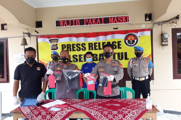 Polisi menunjukkan barang bukti rampasan FR di Mapolsek Bantul Jumat (26/8/2022)