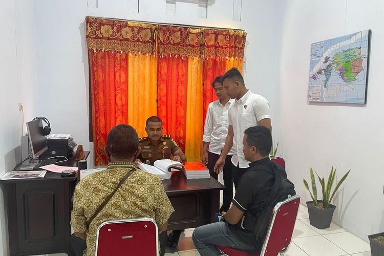 Tim penyidik unit Tipidter Satreskrim Polres Seram Bagian Barat, Maluku kembali menyerahkan tersangka dugaan dugaan korupsi E-KTP, RM (53) ke jaksa penuntut umum Kejaksaan Negeri Seram Bagoan Barat di Piru, Selasa (31/1/2023).