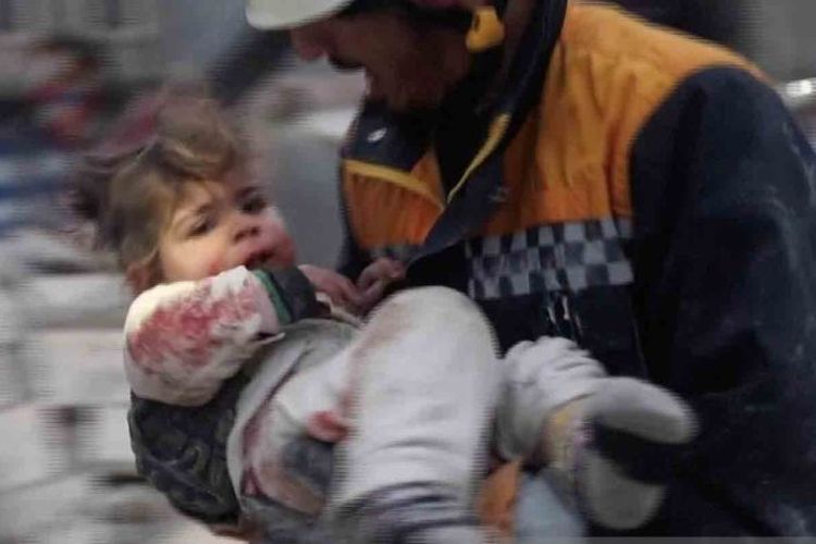 Tim penyelamat membawa seorang anak yang terluka dari reruntuhan gedung pascagempa Turkiye di Azaz, Suriah, Senin (6/2/2023). Gempa yang berpusat di Turkiye berdampak di Suriah dan mengakibatkan 245 orang meninggal dunia.