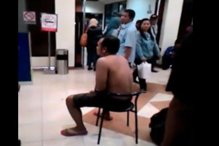 Seorang sopir taksi online dihukum buka baju setelah diketahui beroperasi di Bandara Adisucipto Yogyakarta 