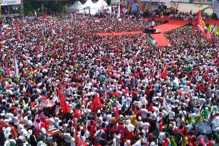 Pendukung Jokowi memadati arena kampanye di kompleks GOR Satria Purwokerto, Jawa Tengah, Kamis (4/4/2019)