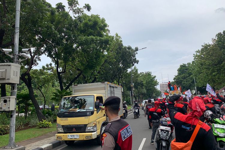 Arus lalu lintas di Jalan Medan Merdeka Selatan tepat di depan Balai Kota DKI Jakarta, Gambir, Jakarta Pusat, agak tersendat imbas adanya aksi unjuk rasa buruh yang meminta kenaikan UMP tahun 2023 naik minimal 13 persen, Kamis (10/11/2022).
