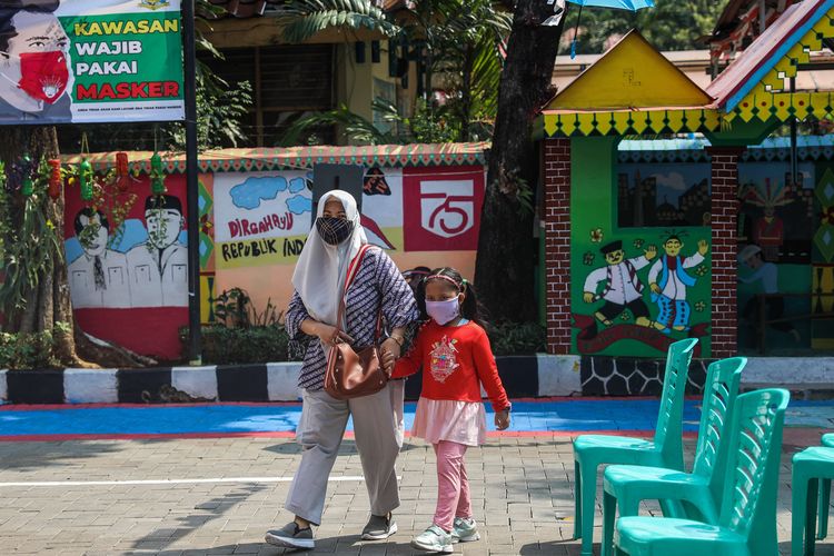 Pelajar dari SDN Tebet Timur 15 bersama orang tua tiba di Kelurahan Tebet Timur untuk mendapatkan vaksin Measles Rubella (MR) di Jakarta Selatan, Kamis (27/8/2020). Imunisasi atau pemberian vaksin itu merupakan bagian dari rangkaian kegiatan di Bulan Imunisasi Anak Sekolah (BIAS) tahun 2020 dan pemeriksaan kesehatan menyeluruh kepada murid sekolah dasar di wilayah DKI Jakarta.