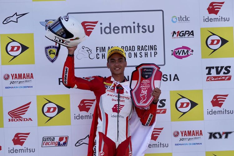 Pebalap Astra Honda Racing Team (AHRT), Herjun Atna Firdaus, menjadi pemenang kelas Asia Production 250cc (AP250) pada Asia Road Racing Championship (ARRC) di Sirkuit Mandalika, Lombok, Sabtu (12/8/2023). 