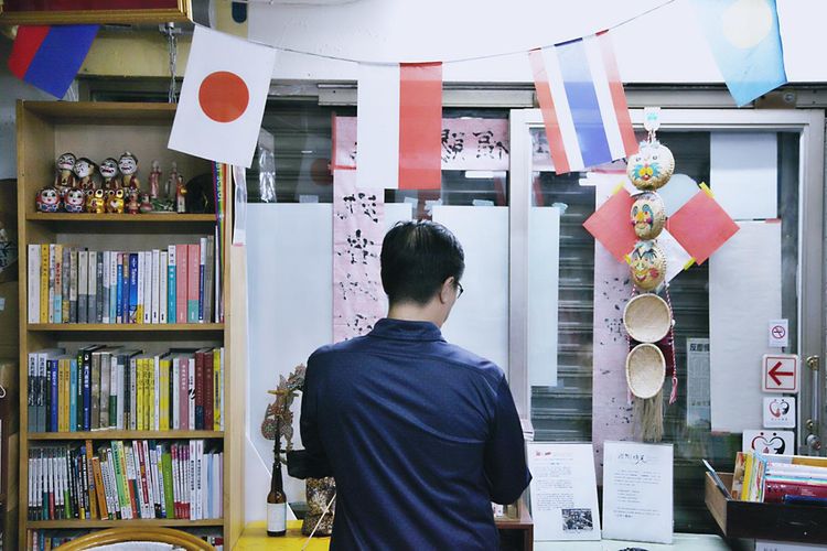 Can Lan Shi Guang (Bright Time) adalah toko buku yang banyak memajangkan buku-buku berbahasa Indonesia, agar para warga Indonesia di Taiwan bisa membacanya.
