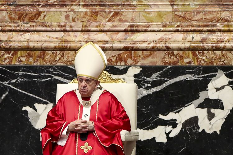 Paus Fransiskus saat misa untuk uskup dan kardinal yang meninggal tahun lalu, di Basilika Santo Petrus, Vatikan, Kamis (4/11/2021).