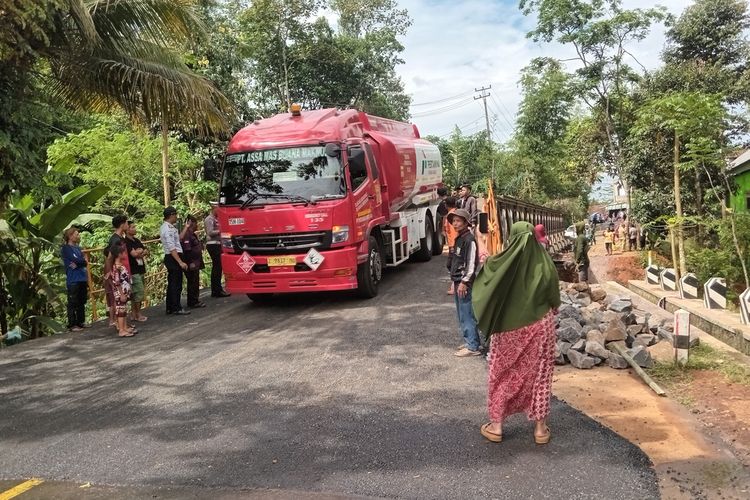 Kendaraan besar sudah bisa melintas di jalur nasional Ciamis-Cirebon yang sempat ditutup karena longsor di Desa Buniseuri, Kecamatan Cipaku, Kabupaten Ciamis, Selasa (2/12/2025)