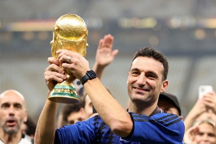 Pelatih timnas Argentina, Lionel Scaloni, mengangkat trofi Piala Dunia. Argentina menjadi juara Piala Dunia 2022 usai mengalahkan Perancis pada laga final yang digelar di Stadion Lusail, Minggu (18/12/2022). Terkini, Lionel Scaloni masuk dalam daftar nomine pelatih terbaik FIFA 2023. Dia bersaing dengan Carlo Ancelotti dan Pep Guardiola.