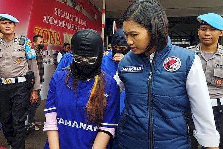 Ibu rumah tangga yang edarkan sabu saat digiring polisi di Mapolres Cimahi, Senin (29/1/2024). 