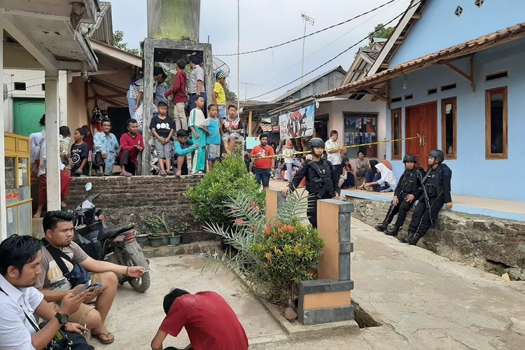 Tim Gegana Polda Banten melakukan penggeledahan di kontarkan yang didiami oleh pasutri pelaku penusukan Wiranto di Pandeglang, Kamis (10/10/2019).