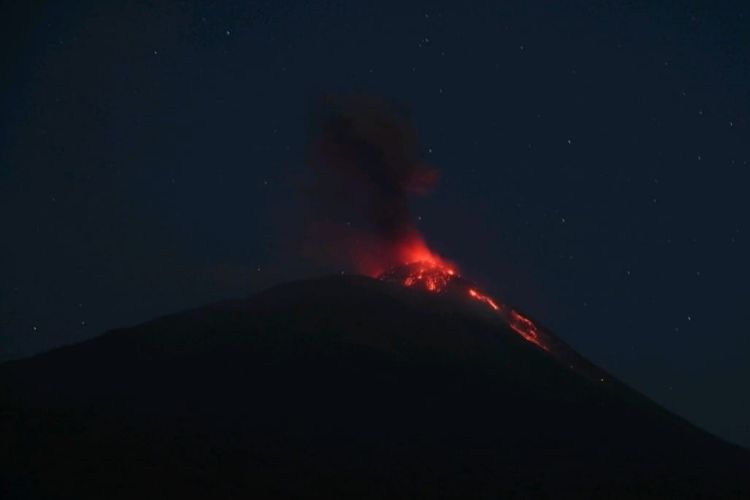 Gunung Ile Lewotolok Meletus Disertai Lontaran Lava Sejauh 400 Meter