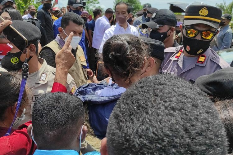 Presiden Jokowi disambut lautan manusia dalam kunjungannya di Timor Tengah Selatan, Kamis (24/3/2022).