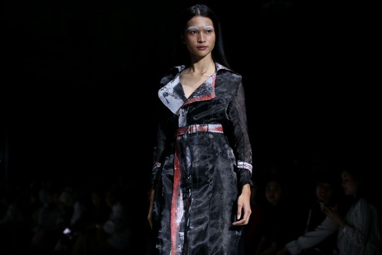 Model mengenakan busana rancangan Wilsen Wilim pada Plaza Indonesia Fashion Week 2019 di Plaza Indonesia, Jakarta, Senin (18/3/2019).