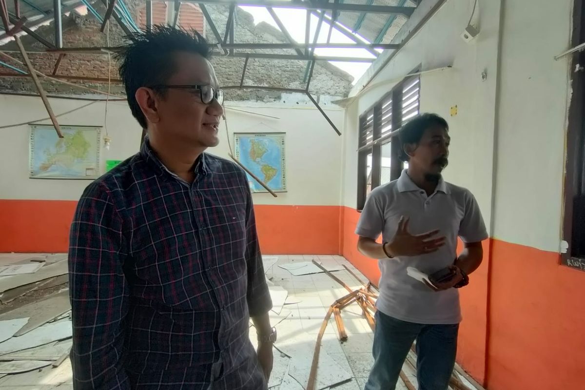 Wakil Ketua DPRD Kota Depok, Hendrik Tamgke Allo tengah meninjau kondisi SDN Pancoran Mas 3 Depok, Rabu (11/5/2022), yang dua ruang kelasnya ambruk akibat diterpa angin kencang dan hujan deras pada beberapa waktu lalu.