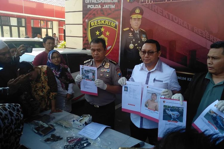 Polisi menunjukkan barang bukti aksi pencurian mobil di Mapolda Jatim, Senin (8/7/2019).