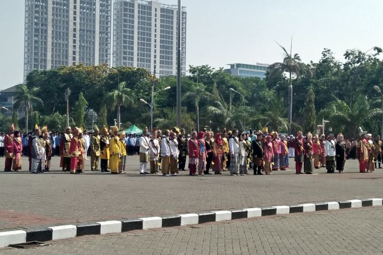 Para PNS berbusana adat dari seluruh Indonesia, saat mengikuti upacara memperingati Hari Sumpah Pemuda di halaman Gedung Pemkab Gresik, Senin (28/10/2019).