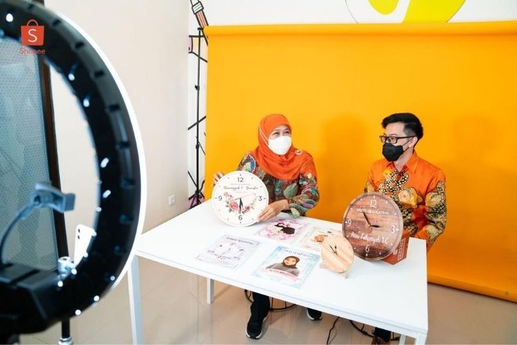 Gubernur Jawa Timur Khofifah Indar Parawansa dan Direktur Eksekutif Shopee Indonesia Handhika Jahja.