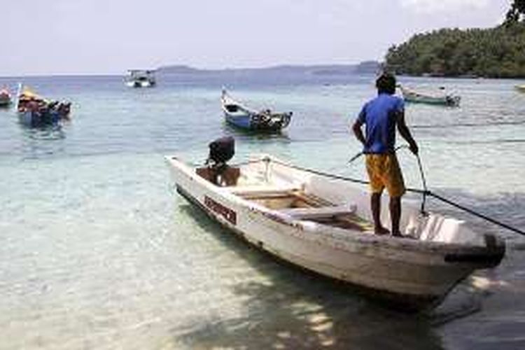 Kapal wisata bersandar di Pantai Iboih, Sabang, Aceh, Selasa (26/4/2016). Sabang menjadi salah satu andalan Provinsi Aceh untuk menarik minat kunjungan wisatawan. Namun, obyek wisata di Sabang dianggap belum banyak variasi, yakni hanya mengenai laut, seperti pantai dan bawah laut. Kondisi ini membuat kunjungan wisatawan cenderung singkat, yakni rata-rata 2-3 hari.