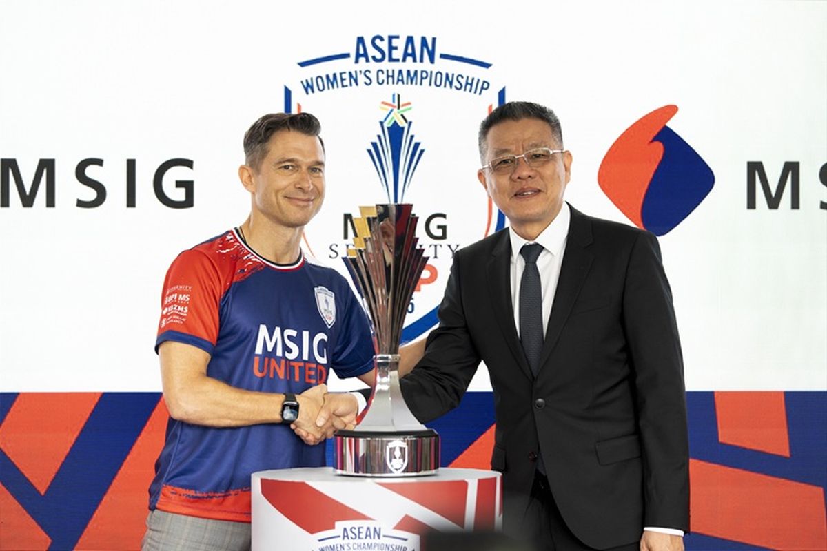 (Kiri ke kanan) CEO of MSIG Asia Clemens Philippi dan President of The ASEAN Football Federation Major General Khiev Sameth.