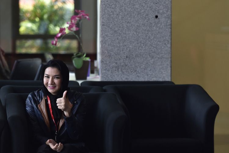 Bupati Kutai Kartanegara Rita Widyasari mengacungkan jempol kepada jurnalis saat menunggu  pemeriksaan di Gedung Merah Putih KPK, Jakarta, Jumat (6/10). Rita Widyasari memenuhi panggilan KPK untuk pemeriksaan perdana sejak ditetapkan sebagai tersangka kasus dugaan menerima suap dan gratifikasi sebesar enam miliar rupiah dari Direktur Utama PT Sawit Golden Prima (PT SGP) Hery Susanto Gun terkait pemberian izin lokasi into dan plasma perkebunan kelapa sawit di Desa Kupang Baru, Kecamatan Muara Kaman. ANTARA FOTO/Puspa Perwitasari/foc/17.