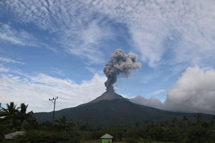 Gunung Lewotobi Laki-laki mengeluarkan asap tebal setinggi 900 meter pada Selasa (4/6/2024) sore
