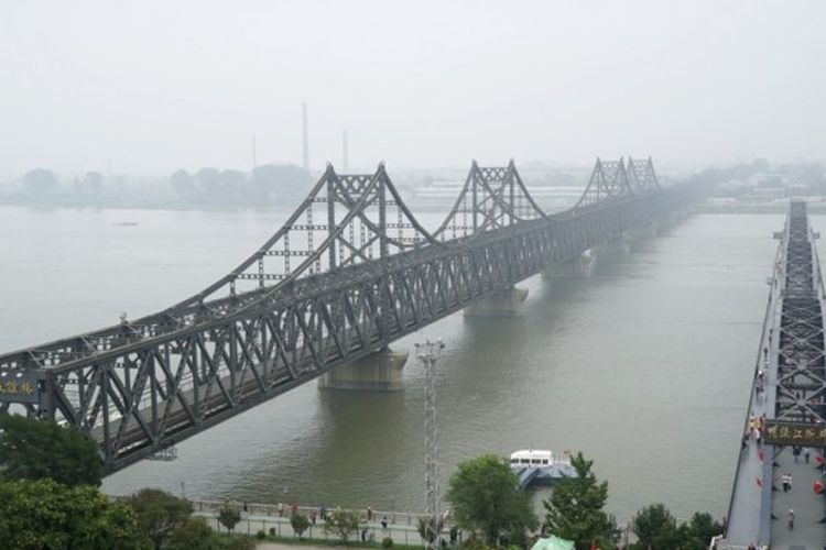 Jembatan sepanjang 944 meter ini menghubungkan pusat industri Korea Utara di Sinuiju dengan Dandong. (SCMP)