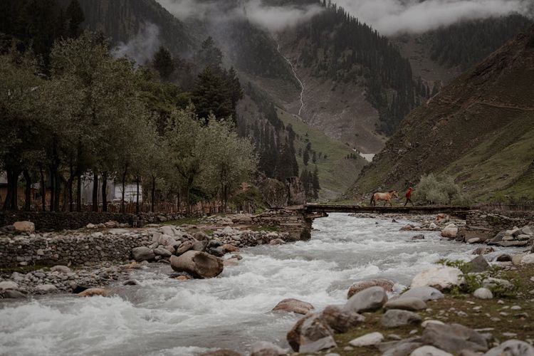 Ilustrasi tempat wisata di Kashmir.