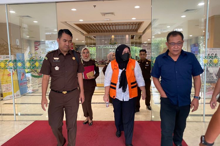 Petugas Kejati Riau membawa VA, tersangka kasus korupsi BLU UIN Suska Riau untuk ditahan di Lapas Perempuan Pekanbaru, Riau, Selasa (21/11/2023).