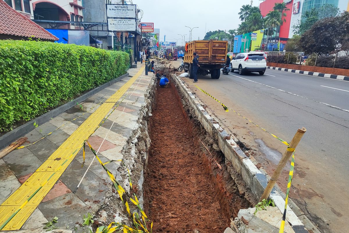 Penampakan trotoar Jalan Margonda Raya yang digali, Jumat (1/12/2023) pagi.