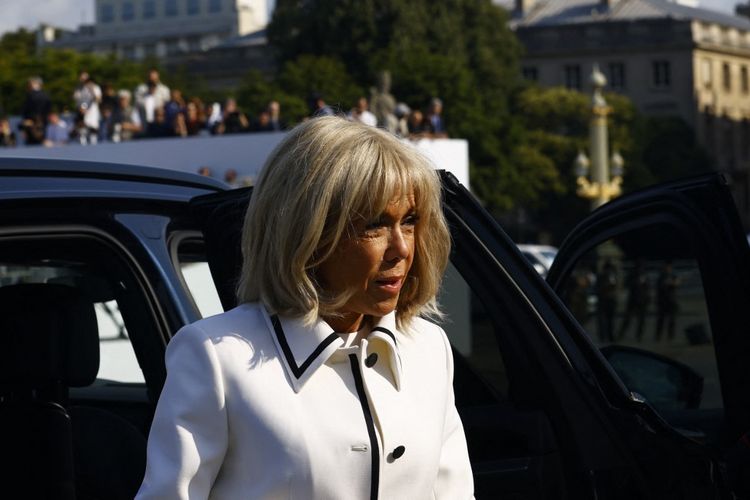 Gaya Brigitte Macron di Bastille Day 2025, Pakai Coatdress Putih