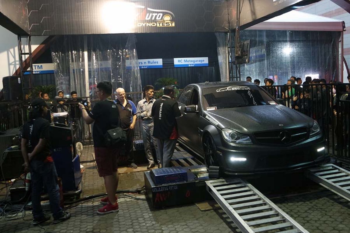 Mercedes-Benz C63 milik Fendy Gunawan (CGI Motorsport) menjadi jawara kelas FFA Auto Battle Dyno di Black Auto Battle pada Minggu (19/11/2017). 