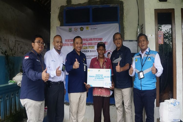 Bantuan Pasang Baru Listrik (BPBL) kepada warga tidak mampu di Kabupaten Malang, Provinsi Jawa Timur (Jatim). 
