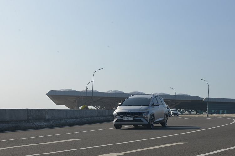 Pihak Hyundai mengajak beberapa media untuk mencoba keunggulan Stargazer X lewat acara test drive melewati jalur Yogyakarta-Solo.