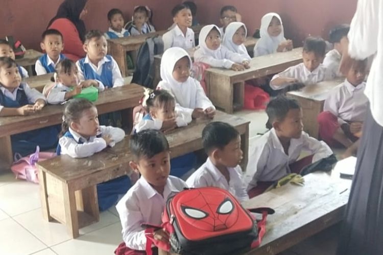 Sekolah Ambruk, Puluhan Siswa SD di Bangkalan Numpang Belajar di Gedung Madrasah