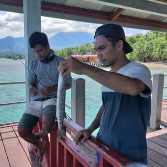 Kompasianer Fauji Yamin dan rekan sesama Kompasianer sedang memancing ikan.