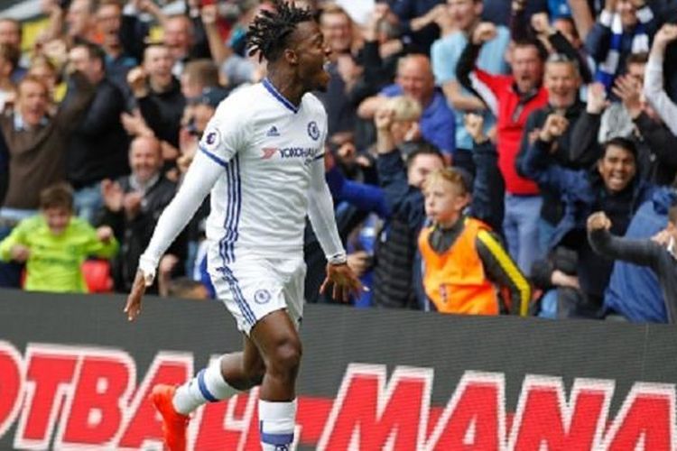 Michy Batshuayi merayakan gol penyama kedudukan Chelsea ke gawang Watford pada pertandingan Premier League di Vicarage Road, Sabtu (20/8/2016). 