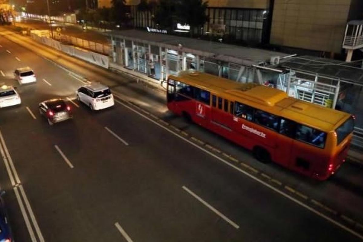 Bus transjakarta yang melayani angkutan malam hari (amari) tengah menaikkan penumpang di Halte Sarinah, Jakarta Pusat, Selasa (3/6/2014). Terkait rencana pengoperasian bus selama 24 jam, Unit Pengelola (UP) Transjakarta telah resmi mengoperasikan 18 armada transjakarta amari sejak 1 Juni.