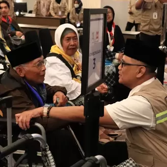 Menteri Haji dan Umrah Irfan Yusuf saat melepas 357 calon haji Kloter 8 asal Bantul di Embarkasi Yogyakarta International Airport (YIA) Jumat (1/5/2026). 