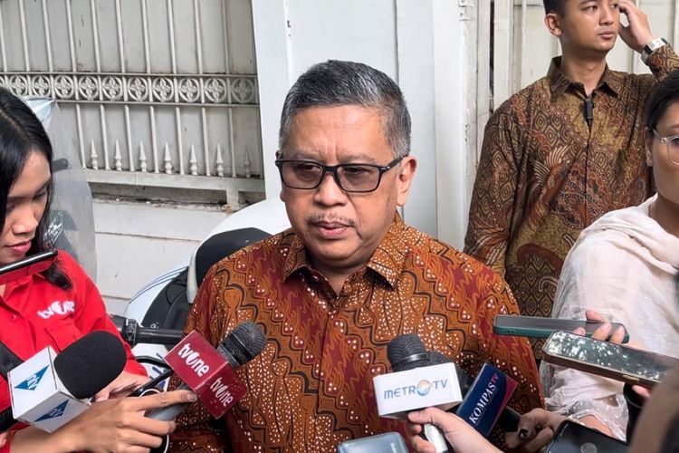 Sekretaris Jenderal PDI-P Hasto Kristiyanto di kediaman Megawati Soekarnoputri, Jalan Teuku Umar, Menteng, Jakarta Pusat, Rabu (10/4/2024).