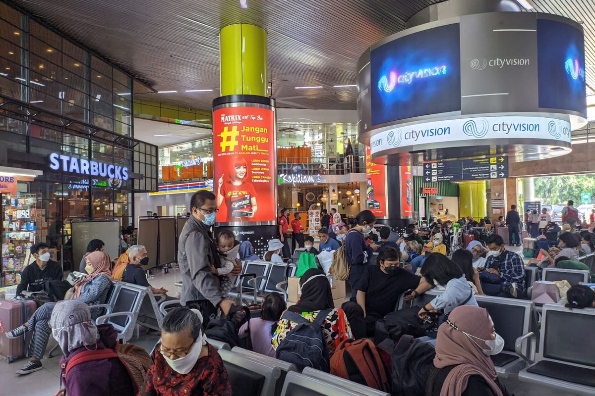 Situasi ruang tunggu Stasiun Gambir, Jakarta Pusat, Minggu (24/4/2022)