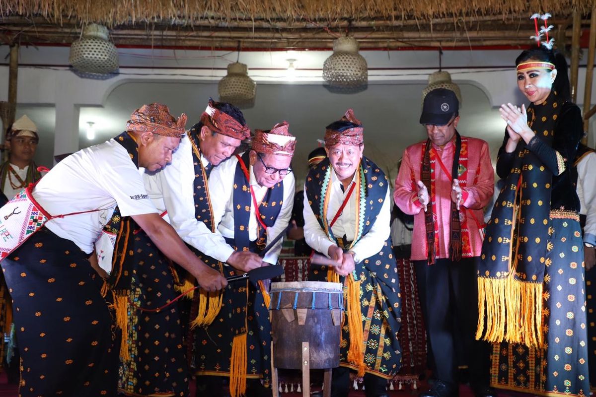 Kepala Perpustakaan Nasional Muhammad Syarif Bando (dari kanan ketiga) didampingi Wakil Gubernur NTT Josef Nae Soi Bupati (sebelah kanan), Bupati Nagekeo Johannes Don Bosco Do (sebelah Wagub), dan Ketua Tim Penggerak PKK Provinsi NTT Julie Sutrisno Laiskodat (paling kanan) menabuh gendang untuk meresmikan Nagekeo sebagai kabupaten literasi di Lapangan Berdikari, Mbay, Nagekeo, NTT, pada Senin (30/9/2029).