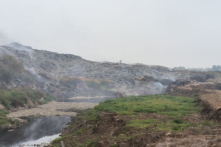 Geramnya Menteri LH dan Ancaman Pidana Imbas Asap Tebal di Gunung Sampah
