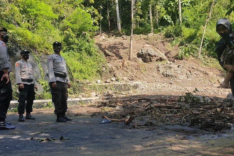 Ruas jalan Selo Timur - Ngaseman di Kapanewon Kokap, Kabupaten Kulon Progo, Daerah Istimewa Yogyakarta, sempat tertutup total akibat jalan ini tertutup material tanah longsor. Kendaraan roda 2 maupun roda 4 sempat tidak bisa melintas. Pemerintah kerahkan alat berat dan dibantu warga membuka akses utama warga Kokap ini. Jalan mulai bisa dilewati pukul 12.00 WIB.